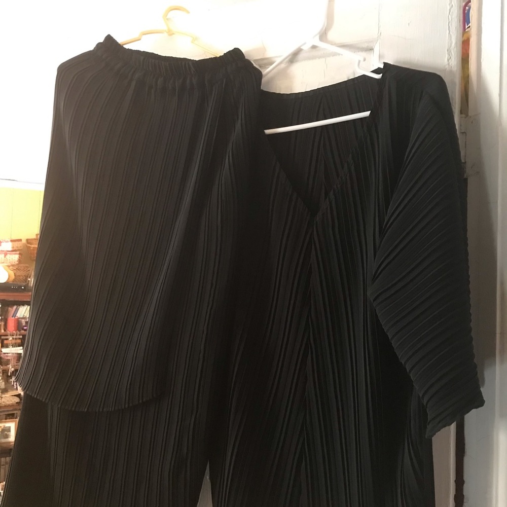 Black travel pleated skirt and top